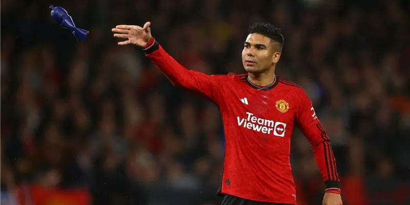 Casemiro kiểm soát trung tuyến
