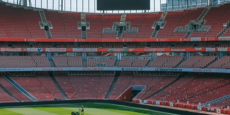 Sân vận động tràn ngập ánh sáng và âm thanh cổ vũ