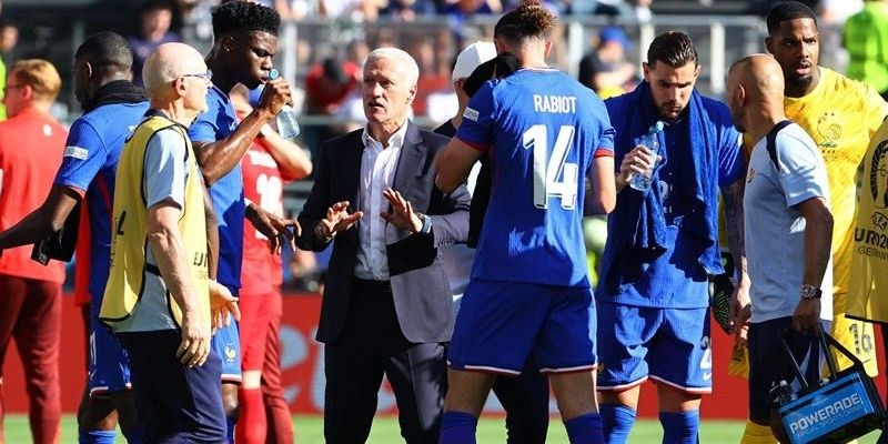 Huấn luyện viên đang phân tích chiến thuật cho các cầu thủ