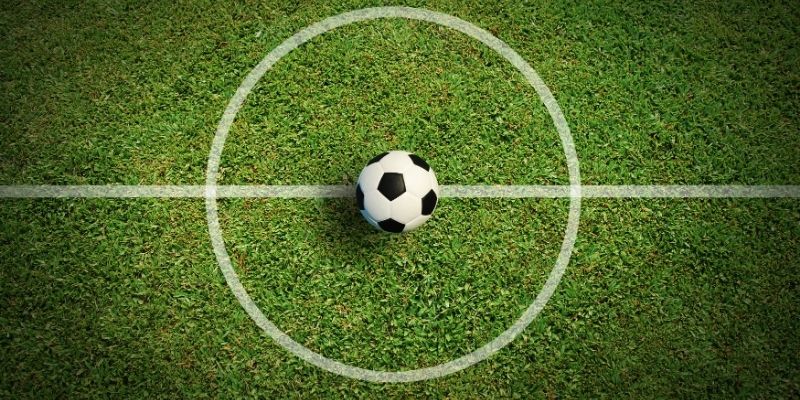 Một người đang ghi chép các thông tin về trận đấu trước khi đưa ra quyết định đặt cược