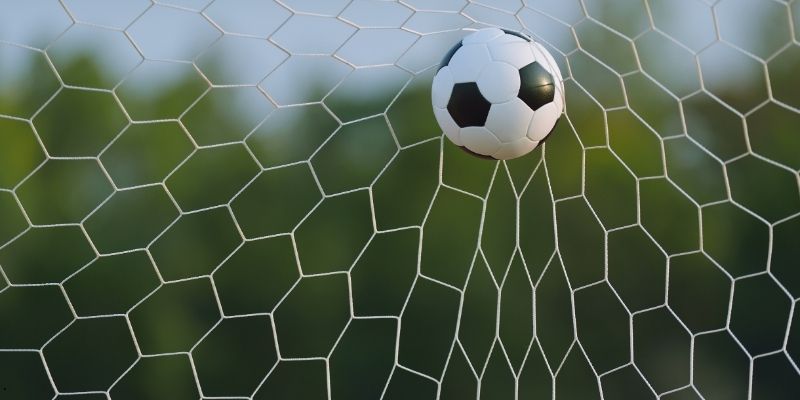 Người chơi nên phân tích phong độ và lịch sử đối đầu trước khi cược