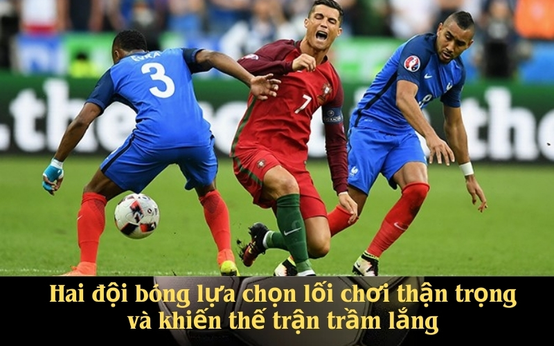 Hai đội bóng lựa chọn lối chơi thận trọng và khiến thế trận trầm lắng