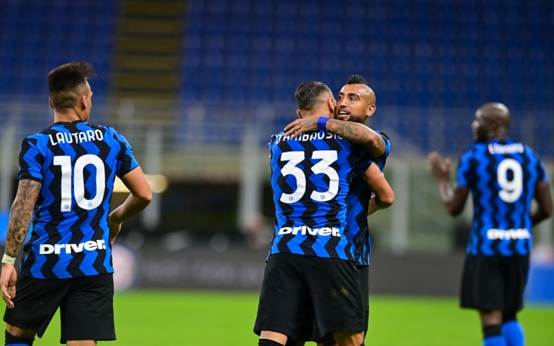 Inter Milan lội ngược dòng ngoạn mục trước Fiorentina