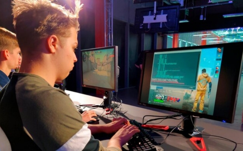 Người trẻ thử game Epost hiện đại tại khu công nghệ