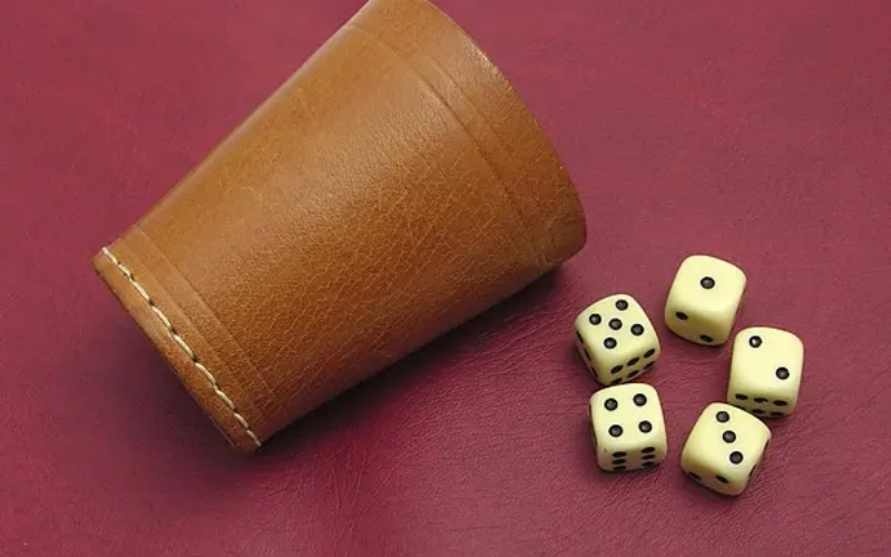 Tại sao việc tung xúc xắc bằng cốc lại phổ biến hơn bằng tay